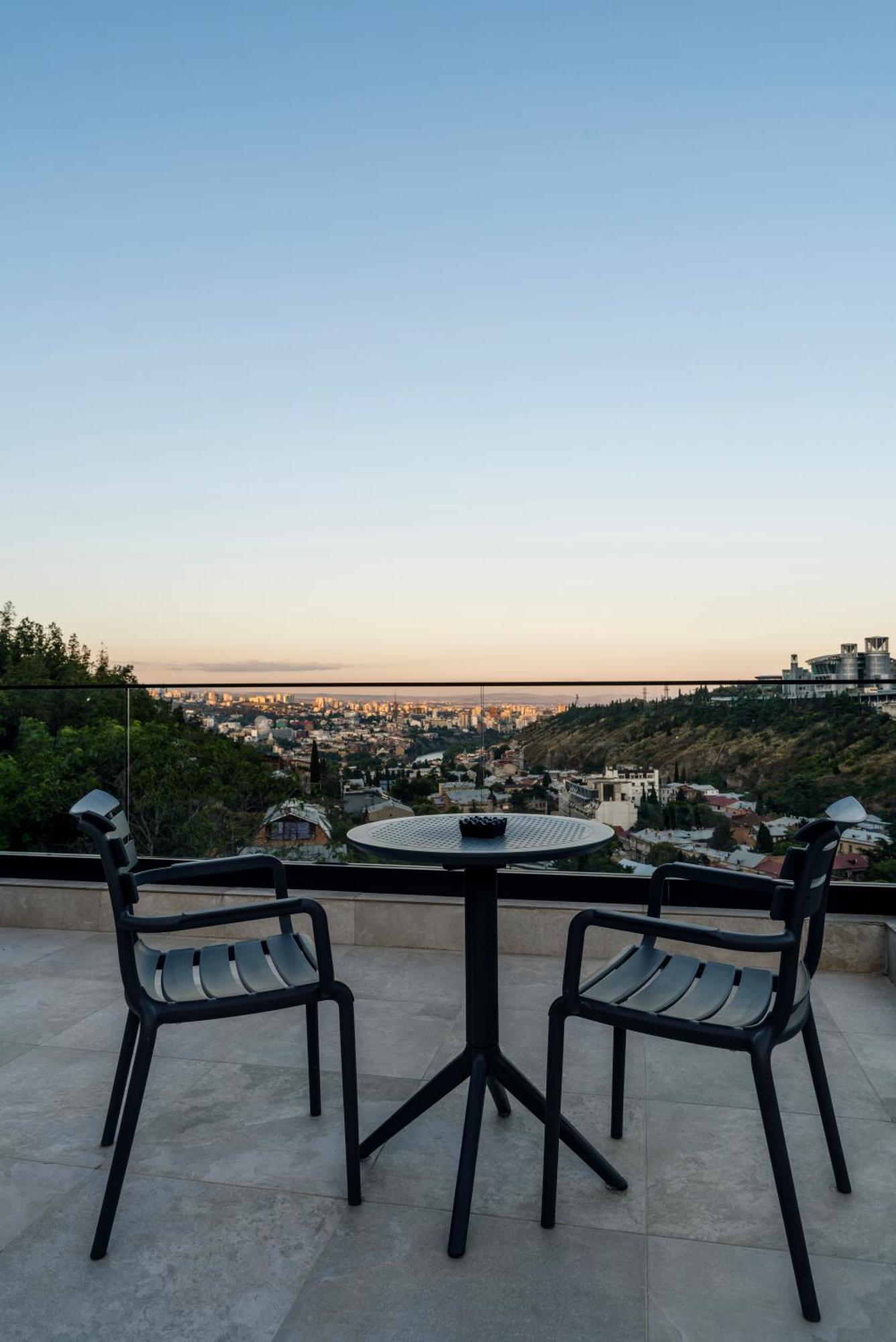 Solridge Aparthotel Tbilisi ภายนอก รูปภาพ